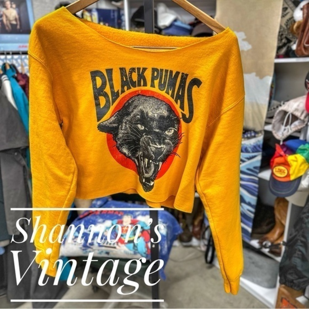 Black Pumas sz small raw hem cropped and scooped sweatshirt A15